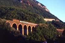 Eine E636 mit Zug 3466 bei Cava de Tirreni nahe Salerno, 06.09.1993.