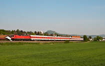 Mehr Gl�ck als Verstand hatten die Fotografen bei diesem Bild am 24. April 2011: Es zeigt 120 123 mit dem AZ 1379 (Hamburg-Altona - L�rrach). Denn nur drei Sekunden nachdem diese Aufnahme entstand, kam der RE und h�tte somit um ein Haar dieses Bild bei M�hlhausen zunichte gemacht.