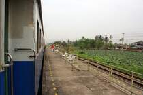 Im Bf. Sala Thammasop liegt der Inselbahnsteig nicht parallel zum Hausbahnsteig, 13.M�rz 2011.
