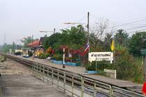 Hausbahnsteig des Bf. Sala Thammasop am 13.M�rz 2011, vom Inselbahnsteig aus betrachtet.