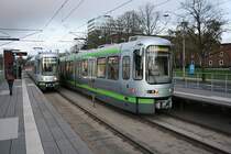 TW 2000 treffen, an der Haltestelle Clausewitzstra�e in Hannover am 12.04.2011.