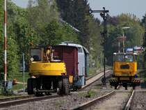 Noch l�uft hier nichts, alle Signale stehen am 24.04.2011 auf Halt, es gibt noch viel Arbeit f�r die Eisenbahnfreunde Grenzland in Walheim bei Aachen. An der Henschel DH 240 - 29197, Baujahr 1956, seit anfang 2010 in Besitz der EFG und an dem Umbauwagen B3yg - 89 531 wird schon flei�ig restauriert. Mit dem GAF und dem Zweiwegebagger haben die Eisenbahnfreunde das richtige Ger�t um die alte Vennbahnstrecke Richtung Belgien zu sanieren. Vieleicht sogar wie nicht nur Dieter Schumacher hofft, �ber Raeren bis nach Eupen.