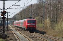 Und noch der Nachschuss auf diesen bunten IC mit der schiebenden 120 123-5. Aufgenommen am 02.04.2011 in Dedensen-G�mmer.