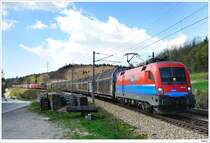 Meine erste Begegnung mit einer Hochwasser-Lok und dann das: die liebe Fotowolke. Egal, irgendwie war mir das Bild dann doch zu schade es zu l�schen. 1116.015 mit dem Audizug 47113 bei Rekawinkel, April 2011
