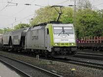 Captrain 186 142 mit ihrem Getreide Zug in K�ln West am 23.4.2011