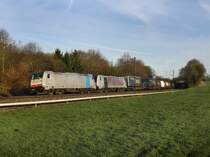 Die 186 109 und die 186 282 am 02.04.2011 mit einem KLV-Zug unterwegs bei Osterm�nchen.