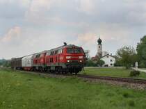 Die 225 030 und die 225 031 am 26.04.2011 mit einem G�terzug unterwegs bei Heiligenstatt.