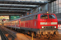 218 405-9 mit RB 27071 von M�nchen Hbf nach M�hldorf kurz vor der Ausfahrt um 19.48 Uhr im Hbf M�nchen.(21.04.2011)