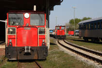 Im Inselbahnhof Wangerooge sind 399 108-0 und 399 107-2 abgestellt. 24.04.2011