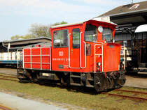Im Insel-Bahnhof Wangerooge wartet eine der 2 Schöma-Loks(Baujahr 1999, Nr.5599, Typ:CFL150 DCL/166KW, 98 80 3399 107-2 D-DB)der Schiffdienst und Inselbahn Wangerooge auf den nächsten Einsatz. 23.04.2011