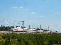 Hier ist ICE 786 von München Hbf nach Hamburg-Altona bei Allersberg (Rothsee) unterwegs in Richtung Nürnberg. Das Fernlicht stammt wohl noch vom Grüßen des entgegenkommenden RE 4017, der den Bahnhof Allersberg (Rothsee) gleich erreicht. (23.04.2011)