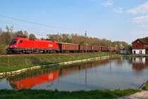 Am 18.04.2011 f�hrt 1016 013 mit diesem G�terzug Richtung Tulln. Die Aufnahme entstand bei Kritzendorf.