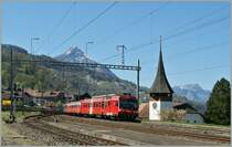 Der BLS RBDe 566 242-4 in RM Rot als Regionalzug 5722 von Spiez nach Interlaken Ost erreicht am 9. April 2011 Leissigen.

