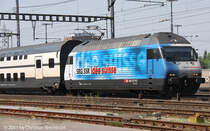 Re 460 020-1 der SBB als Werbelok f�r das Schweizer Fernsehen SRG Idee Suisse im Bhf Muttenz 25.04.2011.