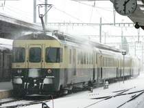 Vor der Ausfahrt auf schneebedeckten Schienen bei Schneetreiben: BDe 576 059 der SOB (S�dostbahn) als S 13 von Einsiedeln nach W�denswil (17.12.2005)