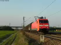 25.03.2011: Die 152 144-2 mit einem G�terzug aus gedeckten G�terwagen Richtung S�den. Aufgenommen bei Graben-Neudorf.