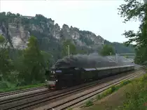 65 1049 mit ihrem Sonderzug durcheilt im Abendlicht das Elbtal in der S�chsischen Schweiz zwischen Kurort Rathen und Stadt Wehlen vor den Sandsteinfelsen bei der Bastei; 21.05.2011
