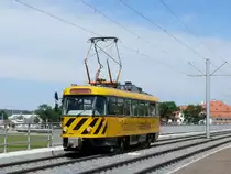 Tatra-Triebwagen 201 122 Fahrleitungs-Inspektion im Einsatz auf der neu angelegten Trasse f�r die Verl�ngerung der Stra�enbahnlinie 10 zwischen Dresden-Friedrichstadt und Messe (vormals Schlachthof) hat soeben die Br�cke Gro�es Ostragehege passiert; 24.05.2011
