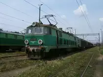 Ein G�terzug,bespannt mit ET22-1072,in der Ausfahrgruppe von Szczecin Port Centralny am 14.Mai 2011.