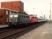 141 236-2 und eine 150 mit RE 15 M�nster-Emden auf Bahnhof Leer am 7-1-1994. Bild und scan: Date Jan de Vries.