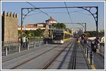 Metro do Porto. Die Ponte Luis I ist den Tramz�gen der Metro, Velofahrern und Fussg�ngern vorbehalten und bietet einen atemberaubenden Blick auf die Altstatdt von Porto und die Portwein-Lagerh�user im Stadtteil Gaia. (14.05.2011)