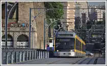 Metro do Porto. MP057 der Linie D nach Hospital S�o Jo�o �berquert soeben den Douru auf der Ponte Luis I. (14.05.2011)