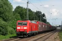 20.05.2011: Die 185 057-7 mit einem G�terzug beim Haltepunkt Karlsdorf. Das Bild entstand vom Bahnsteigende.