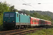 Die Melez 143 247 zieht am 2.5.11 die S6 nach Essen Hbf durch Essen-Kettwig.