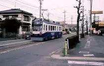 Serie 780: Die 7 Wagen dieser Serie wurden 1997/98 f�r den Meitetsu-Konzern gebaut, um die Vorortslinien um die Stadt Gifu zu erneuern. Nach der Stilllegung dieser Linien gelangten sie 2005 zur Toyohashi Strassenbahn. Wagen 781 wirbt f�r ein grosses Warenhaus,  Maruei . Er n�hert sich hier der Endstation der Zweigstrecke zum Sportpark (Und� K�en), 28.Januar 2007. 