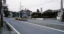 Serie 780: Wagen 785 in Akaiwaguchi; er wirbt f�r eine Immobilienfirma. Was rechts fast aussieht wie eine Tankstelle ist die Einfahrt zum �rtlichen Zahnarzt. 28.Januar 2007. 