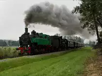 Die WTK 4 und die 38 1301 am 02.10.2010 mit einem Sonderzug unterwegs auf der Ampflwanger Museumsbahn. 