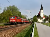 Die 111 068 mit einem Radl RE am 23.04.2011 unterwegs bei Hausbach. 