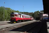 854 021 wartet im Bf Tanvald am 09.05.2011, er wird erst als R1143 �ber die tsch. KBS 035, 030 und 070 nach Praha-Vr�ovice fahren. 