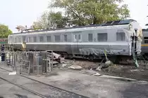 Der NKF 1234 (1A' 2', dh, Kawasaki, Bj.1985) wird im Depot Mahachai einer Aufarbeitung inkl. Neulack unterzogen. Mangels eigener Spritzkabine finden die Lackierungsarbeiten im Freien statt. Aufnahme vom 15.März 2011.