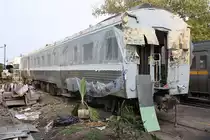 Offensichtlich verwendet man zum Abkleben alles Greifbare. Der NKF 1234 (1A' 2', dh, Kawasaki, Bj.1985) wird im Depot Mahachai einer Aufarbeitung inkl. Neulack unterzogen. Mangels eigener Spritzkabine finden die Lackierungsarbeiten im Freien statt. Aufnahme vom 15.März 2011.