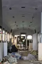 Der NKF 1234 (1A' 2', dh, Kawasaki, Bj.1985) wird im Depot Mahachai einer Aufarbeitung inkl. Neulack unterzogen. Innenansicht des Wagens vom 15.März 2011.