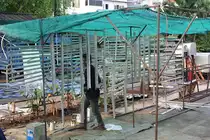 Auch die Kleinteile des NKF 1234 (1A' 2', dh, Kawasaki, Bj.1985) werden im Freien lackiert. Ob das Netz als Schutz vor Regen geeignet ist wage ich allerdings anzuzweifeln. Aufnahme vom 15.März 2011.