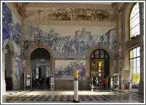 Die Bahnhofhalle des Stadtbahnhofes Porto S�o Bento ist ber�hmt f�r seine Azulejos und wird deshalb von vielen Nichtbahnreisenden besucht. (15.03.2011)