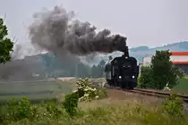 93.1420 ist mit einem Sonderzug anl�sslich des Heizhausfestes in Mistelbach nach Neusiedl-St. Ulrich unterwegs. Die Aufnahme entstand zwischen Mistelbach und Wilfersdorf, am 28.05.2011, als es endlich zu regnen aufgeh�rt hatte.