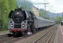 01 1533-7 mit Sonderzug in Bonn-Oberkassel zu vorger�ckter Stunde am 28.05.2011 