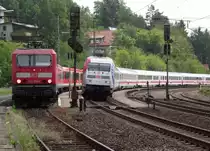 101 144  Hertha BSC  �berholt am 28. Mai 2011 mit ihrem IC 2024 die 143 094-1 mit ihrer RB nach Aschaffenburg in Heigenbr�cken.