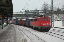 140 821-0 mit einem Containerzug am 29.12.2010 in HH-Harburg