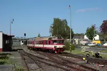Am 08.05.2011 fährt 854 017, mit R1108 aus Kolin, in den Bf Rumburk ein.