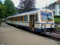 SWEG VT 125 der Achertalbahn steht am Nachmittag des 27.05.2011 vor dem Bahnhofsgeb�ude seines Heimatbahnhofes Ottenh�fen im Schwarzwald.Er wird demn�chst wieder nach Achern fahren und von dort wieder zur�ck nach Ottenh�fen.