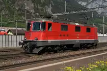 Re 4/4 II 11177 macht sich am 7.5.11 in Erstfeld f�r ihren Einsatz als Schiebelok bereit.