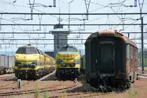 Auf den Abstellgleisen in Montzen ist offensichtlich umger�umt worden. Die alten Loks der 51er und 62er Serie stehen jetzt nicht mehr hintereinander auf einem Gleis, sondern auf zwei Gleise verteilt nebeneinander, und die alten Wagen stehen jetzt stattdessen auf einem Gleis. Vielleicht tut sich bald dort etwas. Aufgenommen am 28/05/2011.