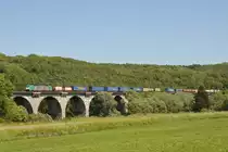 Cobra-Lok 2818 zieht einen Containerzug �ber den Viadukt von Remersdael in Richtung Vis�. Aufgenommen am 28/05/2011.