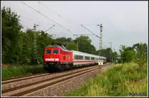 232 686 -6 mit dem DZ 2751 von Hersbruck �ber N�rnberg und Regensburg nach Passau passiert am 28.05.2011 3 Fotografen die sich kurz nach dem eh. Bf Mangolding positioniert haben.  (2)