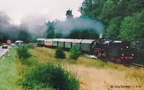 50 0072 wurde am 11.9.94 mit ihrem Sonderzug nach N�rdlingen zwischen dem Bahn�bergang der B 25 und dem Haltepunkt R�hlingstetten fotografiert. Der gleichnamige Wilburgstettener Ortsteil hat 120 Einwohner und liegt etwa einen Kilometer entfernt.