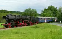 52 6168 zog am 6.6.10 einen Sonderzug nach Dinkelsb�hl und befuhr dabei auch den Bahn�bergang der Bundesstra�e B25 s�dlich von Wilburgstetten. 
